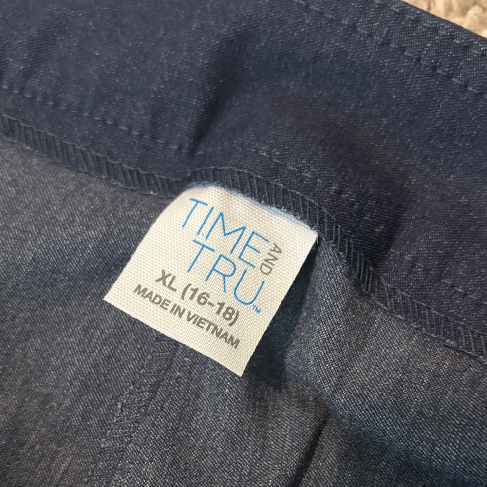 Time and Tru stretch pull on mid rise capris - Picture 6 of 6